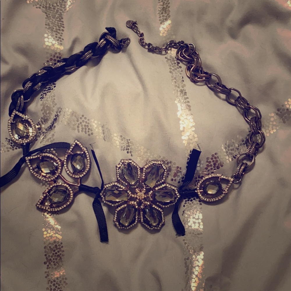 3/10$🛍Flower choker necklace.